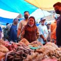 Calon Walikota Medan, Muhammad Bobby Afif Nasution saat blusukan ke Pasar Kemiri di kawasan Kecamatan Medan Kota.