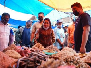 Calon Walikota Medan, Muhammad Bobby Afif Nasution saat blusukan ke Pasar Kemiri di kawasan Kecamatan Medan Kota.