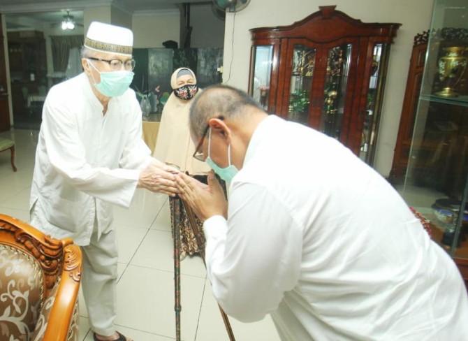 Calon Walikota Medan, Akhyar Nasution bersilaturahmi dengan Bachtiar Djafar di kediaman Bachtiar.