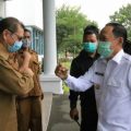 Pjs Walikota Medan, Arif Sudarto Trinugroho saat mendampingi Gubsu Edy Rahmayadi di acara Groundbreaking Fasilitas Pengelolaan Limbah dan Sampah di Wisma KIM Jalan Pulau Batam, Desa Sampali, Kecamatan Percut Sei Tuan, Deli Serdang, Selasa (29/9/2020).