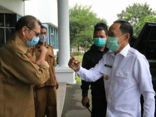 Pjs Walikota Medan, Arif Sudarto Trinugroho saat mendampingi Gubsu Edy Rahmayadi di acara Groundbreaking Fasilitas Pengelolaan Limbah dan Sampah di Wisma KIM Jalan Pulau Batam, Desa Sampali, Kecamatan Percut Sei Tuan, Deli Serdang, Selasa (29/9/2020).