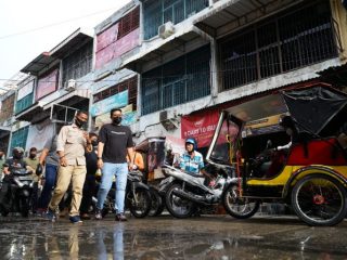 Calon Walikota Medan, Muhammad Bobby Afif Nasution didampingi Ketua Umum Relawan Bobby Nasution (Re-born) blusukan di Pasar Tradisional.
