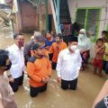 Calon Wakil Walikota Medan nomor urut 1, Salman Alfarisi saat meninjau banjir di Kampung Aur, Kota Medan, Rabu (30/9/2020).