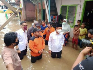 Calon Wakil Walikota Medan nomor urut 1, Salman Alfarisi saat meninjau banjir di Kampung Aur, Kota Medan, Rabu (30/9/2020).