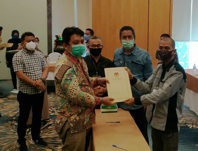 Ketua KPU Kota Medan, Agussyah Ramadani Damanik usai rapat pleno terbuka penyampaian hasil verifikasi dokumen syarat calon Walikota dan Wakil Walikota Medan 2020, Minggu (13/9/2020).