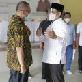 Plt Walikota Medan, Akhyar Nasution berbincang dengan Anggota DPR, Raden Syafii saat acara di Medan Marelan, Minggu (13/9/2020).