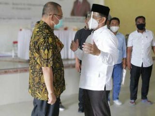 Plt Walikota Medan, Akhyar Nasution berbincang dengan Anggota DPR, Raden Syafii saat acara di Medan Marelan, Minggu (13/9/2020).