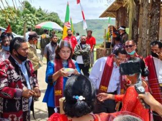 Kadisbudpar Sumut (dua dari kiri) dan Bupati Samosir meresmikan wisata Bagot di Lumban Sitanggang. (ist/kaldera)
