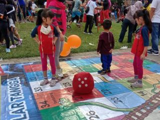 Dua orang anak tengah bermain di arena permainan tradisional yang digelar KPOTI di Lapangan Merdeka Medan, Minggu (20/9/2020). (finta/kaldera)