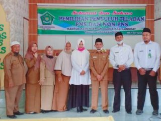 Putri R Lubis (lima dari kanan) bersama juara Penyuluh Teladan lainnya di Aula Kemenag Langkat, Selasa (22/9/2020).
