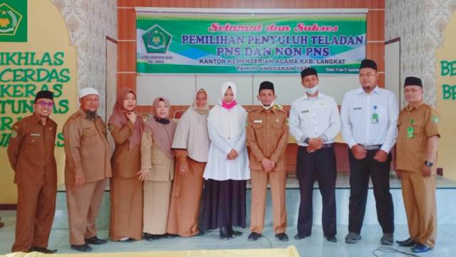 Putri R Lubis (lima dari kanan) bersama juara Penyuluh Teladan lainnya di Aula Kemenag Langkat, Selasa (22/9/2020).