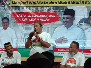 Calon Wakil Wali Kota Medan, Aulia Rachman, saat bertemu sedulur Jawa di Jalan Wahid Hasyim Medan, kemarin.