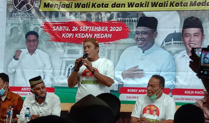 Calon Wakil Wali Kota Medan, Aulia Rachman, saat bertemu sedulur Jawa di Jalan Wahid Hasyim Medan, kemarin.