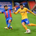 Pemain Everton James Rodriguez (kanan) dibayangi winger Crystal Palace Andros Townsend. Everton menang 1-2 di laga ini.