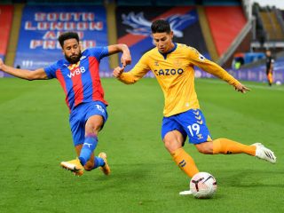 Pemain Everton James Rodriguez (kanan) dibayangi winger Crystal Palace Andros Townsend. Everton menang 1-2 di laga ini.