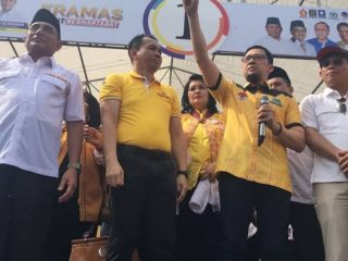Irham Buana (dua dari kiri) saat turun dalam kampanye Edy - Ijeck pada 2018. (kaldera/dok)