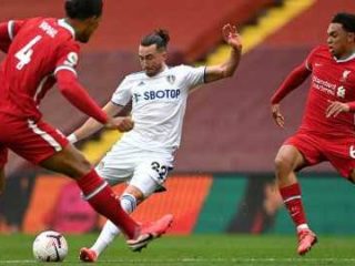 Ekspresi J Harisson (tengah) sebelum melepaskan tembakan ke gawang Liverpool yang berbuah gol di Anfield, dinihari tadi.(ist/kaldera)