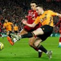 Diogo Jota (kanan) saat dipepet Trent Arnold saat Liverpool bersua Wolves di laga Liga Inggris musim lalu. Jota setuju pindah ke Liverpool hari ini.(ist/kaldera)pool