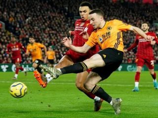 Diogo Jota (kanan) saat dipepet Trent Arnold saat Liverpool bersua Wolves di laga Liga Inggris musim lalu. Jota setuju pindah ke Liverpool hari ini.(ist/kaldera)pool