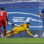 Kiper Liverpool memblok penalti Jorginho dalam laga di Stamford Bridge, Minggu dinihari. Liverpool menang 2-0.(int/kaldera)