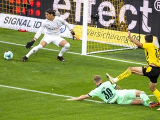 Giovanni Reyna mencetak golnya ke gawang Monchengladbach dinihari tadi. Reyna masih berusia 17 tahun 10 bulan, untuk mencetak gol perdananya di Bundesliga.(transfermarkt/kaldera)