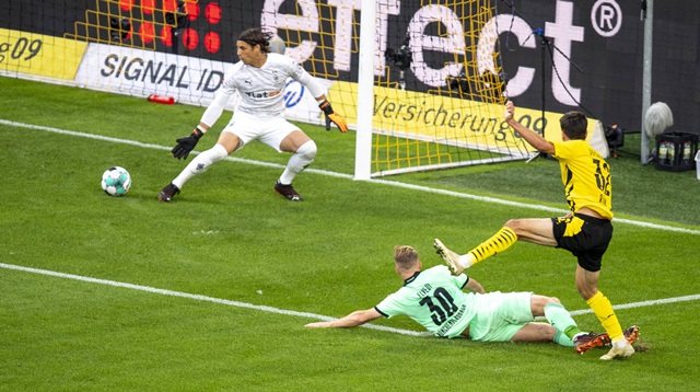Giovanni Reyna mencetak golnya ke gawang Monchengladbach dinihari tadi. Reyna masih berusia 17 tahun 10 bulan, untuk mencetak gol perdananya di Bundesliga.(transfermarkt/kaldera)