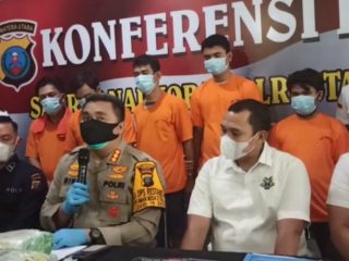 AKBP Ronny Sidabutar (kanan depan) saat paparan penangkapan sabu-sabu dari Mes Pemko Tanjungbalai.