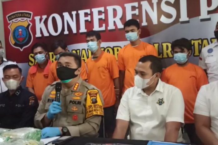 AKBP Ronny Sidabutar (kanan depan) saat paparan penangkapan sabu-sabu dari Mes Pemko Tanjungbalai.