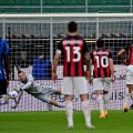 AC Milan dan Inter Milan masih menguasai klasemen sementara. AC Milan mengatasi Benevento 0-2. Sementara Inter menang 6-2 atas Crotone.(ist)