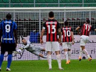 AC Milan dan Inter Milan masih menguasai klasemen sementara. AC Milan mengatasi Benevento 0-2. Sementara Inter menang 6-2 atas Crotone.(ist)