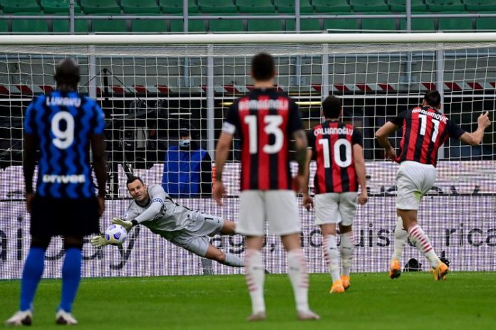 AC Milan dan Inter Milan masih menguasai klasemen sementara. AC Milan mengatasi Benevento 0-2. Sementara Inter menang 6-2 atas Crotone.(ist)