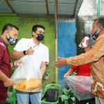 Sillaturahim dan menyerap aspirasi warga Tuntungan di kediaman Suheri Munthe Kelurahan Mangga, Muhammad Bobby Afif Nasution diberikan ikan mas dan beras.