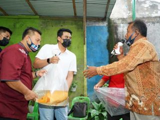 Sillaturahim dan menyerap aspirasi warga Tuntungan di kediaman Suheri Munthe Kelurahan Mangga, Muhammad Bobby Afif Nasution diberikan ikan mas dan beras.