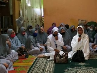 Istri Akhyar Nasution, Ibu Nurul Khairani Lubis silaturahmi pada pengajian Al Amin Kampung Kubur, Jalan Airlangga, Medan Petisah.