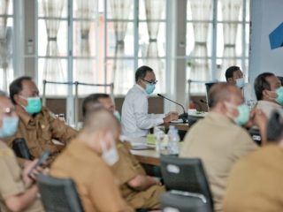 Pjs Walikota Medan, Arief Sudarto Trinugroho saat Rapat Konsolidasi Percepatan Penanggulangan Corona Virus (Covid-19).