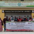 74 mahasiswa Fakultas Ekonomi Unimed saat foto bersama di di ruang Laboratorium Akuntansi gedung FE.