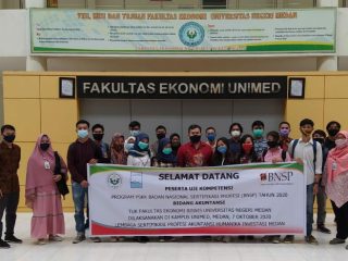 74 mahasiswa Fakultas Ekonomi Unimed saat foto bersama di di ruang Laboratorium Akuntansi gedung FE.