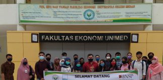 74 mahasiswa Fakultas Ekonomi Unimed saat foto bersama di di ruang Laboratorium Akuntansi gedung FE.