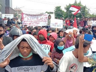 Massa Aksi berkumpul di Bundaran SIB Medan, Kamis (8/10/2020).