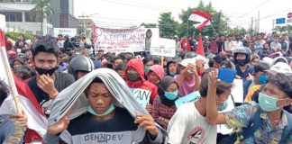 Massa Aksi berkumpul di Bundaran SIB Medan, Kamis (8/10/2020).