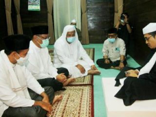 Akhyar Nasution -Salman Alfarisi bertemu dan bersilaturahmi dengan Tuan Guru Besillam ke -12, Zikmal Fuad.