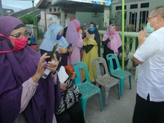 Calon Walikota Medan nomor urut 1, Akhyar Nasution saat bertemu kaum ibu-ibu