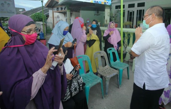Calon Walikota Medan nomor urut 1, Akhyar Nasution saat bertemu kaum ibu-ibu