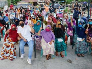 Calon Walikota Medan nomor urut 2, Bobby Afif Nasution saat bertemu kaum ibu-ibu