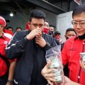 Bobby Nasution saat mencicipi bandrek deminar yang di produksi pelaku UMKM Medan Johor.