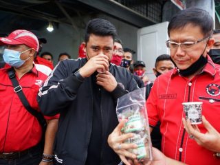 Bobby Nasution saat mencicipi bandrek deminar yang di produksi pelaku UMKM Medan Johor.