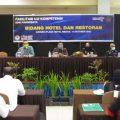 Dari kiri ke kanan: Denny S Wardhana, Alvin Merancia, Dewi Juita Purba dan Hamdani saat memberi penjelasan kepada 200 peserta uji kompetensi yang dilaksanakan LSP Hotpari dengan adaptasi kebiasaan baru.