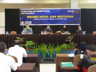 Dari kiri ke kanan: Denny S Wardhana, Alvin Merancia, Dewi Juita Purba dan Hamdani saat memberi penjelasan kepada 200 peserta uji kompetensi yang dilaksanakan LSP Hotpari dengan adaptasi kebiasaan baru.