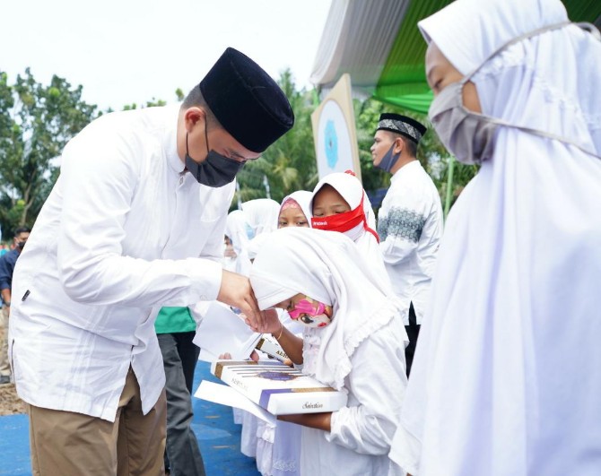 Muhammad Bobby Afif Nasution saat menghadiri peletakan batu pertama rumah tahfiz Yayasan Amal Tahfiz.