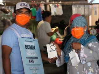 PT Indonesia Asahan Aluminium Persero atau (INALUM) saat memberikan bantuan masker.